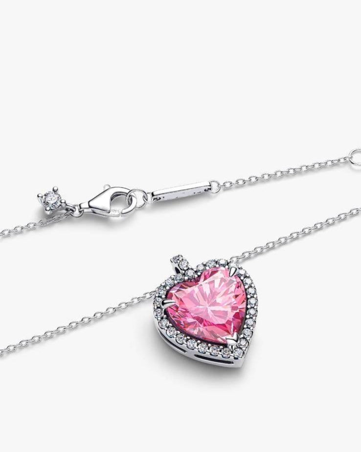 Close-up of the 45 cm Italian Figaro chain and the high-polished silver clasp of the Rosavie necklace.