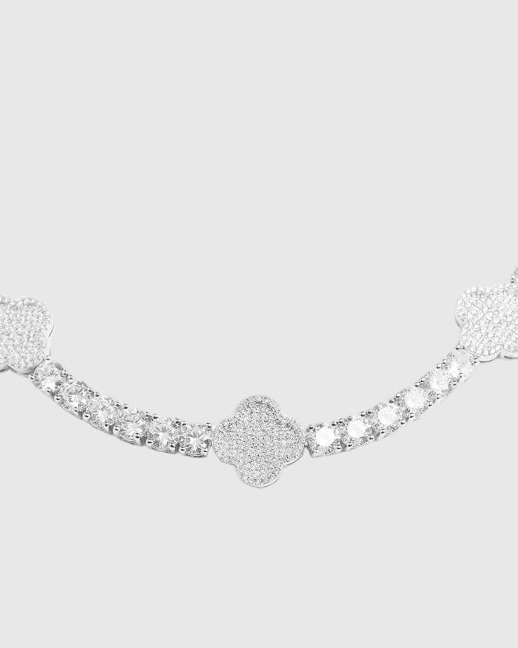 Extreme close-up of the Aerion Trèfle bracelet detailing the fiery diamond-like sparkle of the 4mm VVS moissanite stones and the intricate 1mm micromosaic pavé setting of the four-leaf clover motif.