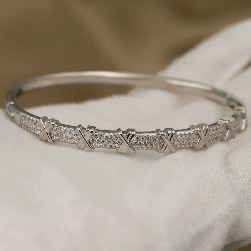 سوار LUMINA Cuff | مجوهرات ذهبية | مرصعة بأحجار الزركون