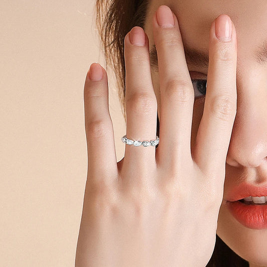 Étoile Éternelle — Pear Moissanite Band