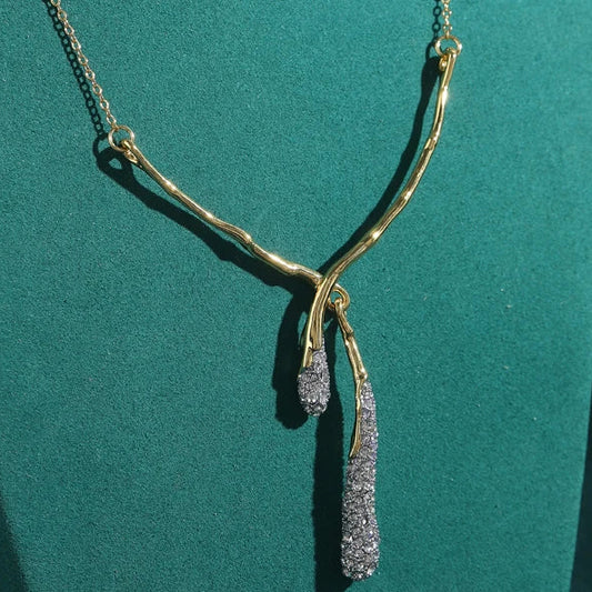 قلادة Seraphine | مجوهرات ذهب 18K | تصميم غصن متألق