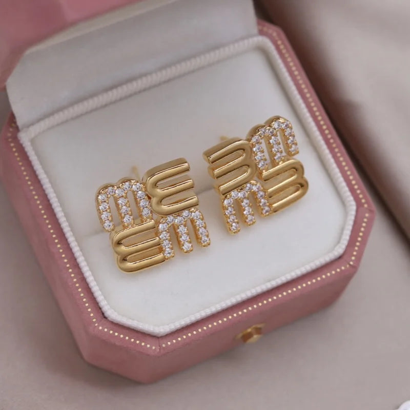 Mésara Earrings | 18K Gold Jewelry | “M” Initial Studs