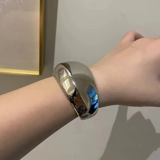 فولاري | انسياب البريق المنحوت