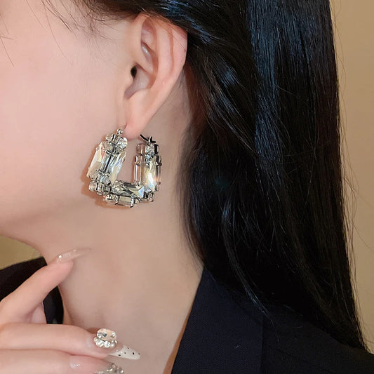 لوستريا | هندسة جريئة. بريق نقي.