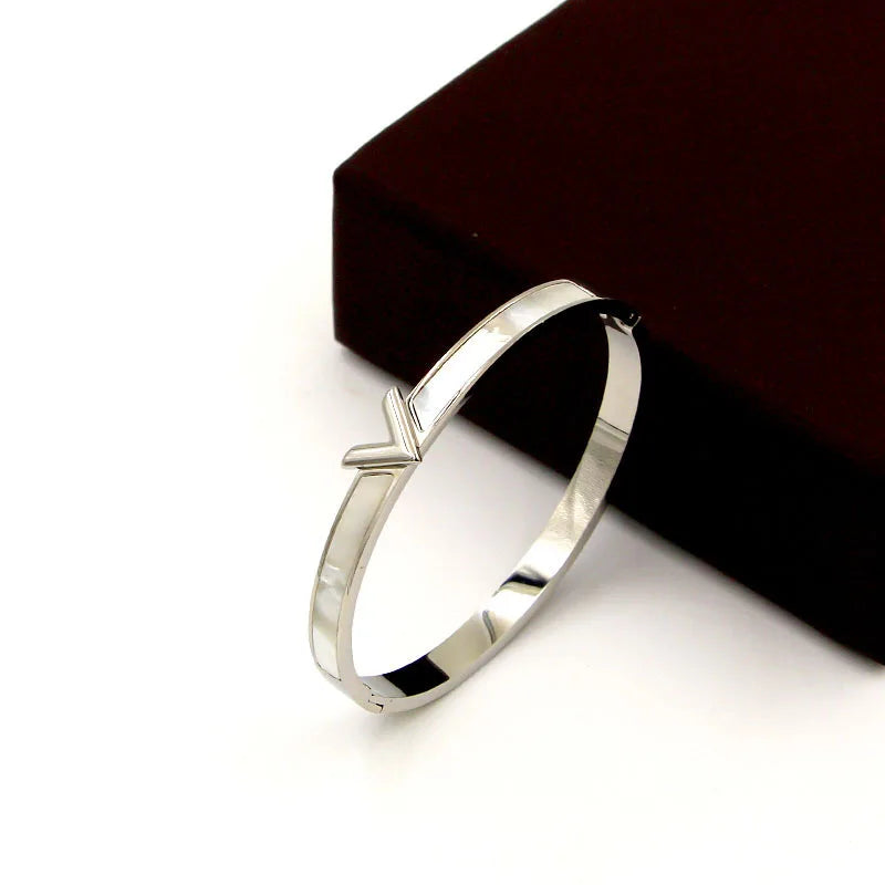 VELORA Bracelet | Gold Jewelry | V-Shaped Shell Inlay Design