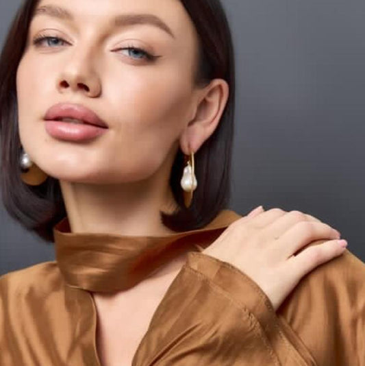 Lunara — Baroque Pearl in Golden Geometry