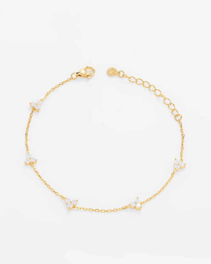 Top-down flat view of the 18K gold-plated 925 silver bracelet, emphasizing the luxurious contrast between the golden chain and the icy brilliance of the 3EX moissanite stones.