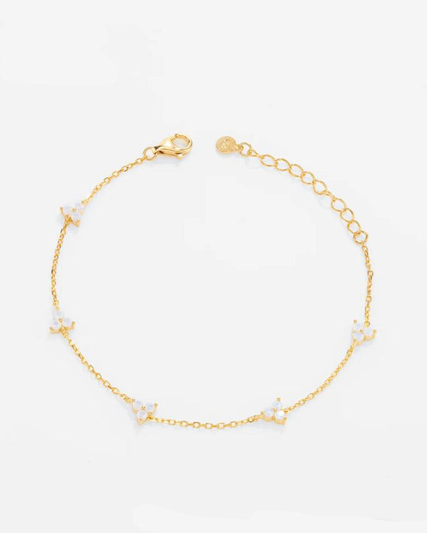 Top-down flat view of the 18K gold-plated 925 silver bracelet, emphasizing the luxurious contrast between the golden chain and the icy brilliance of the 3EX moissanite stones.
