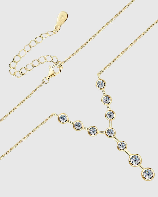 Close-up of the 40+5cm adjustable cable chain and secure lobster clasp of the fine silver moissanite necklace.