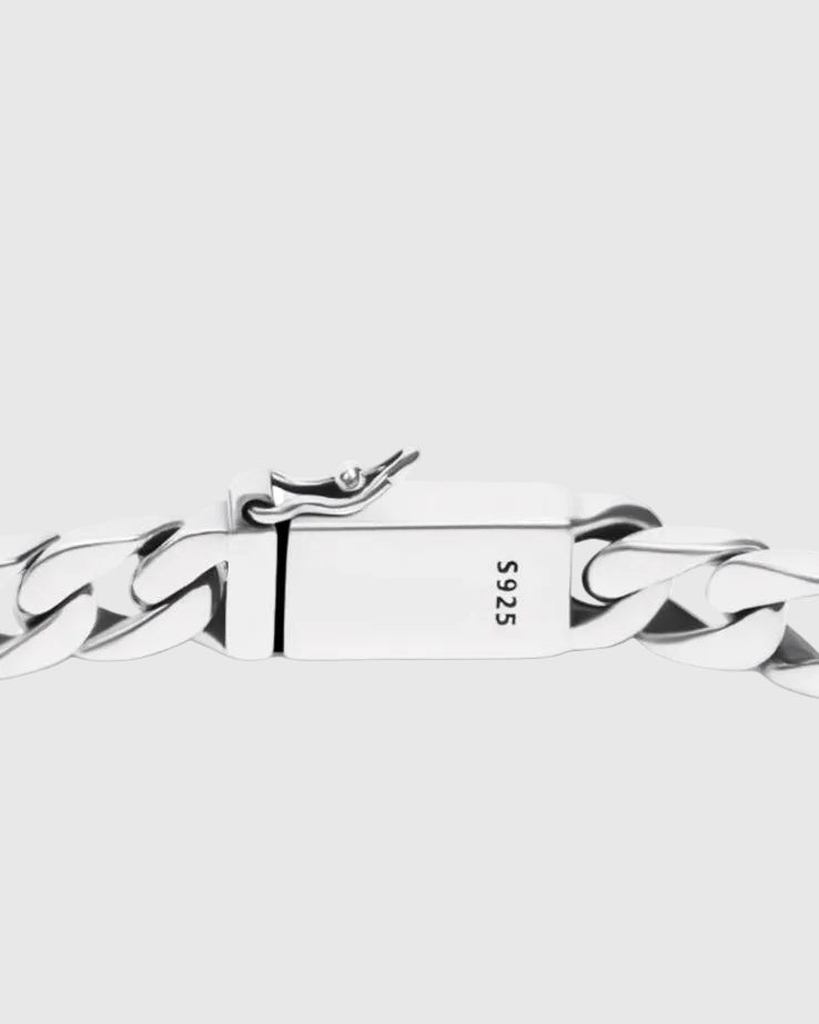 Extreme macro detail of the Aventino bracelet showcasing the secure, seamlessly integrated box clasp engraved with the 925 hallmark authenticating its Italian silver core.