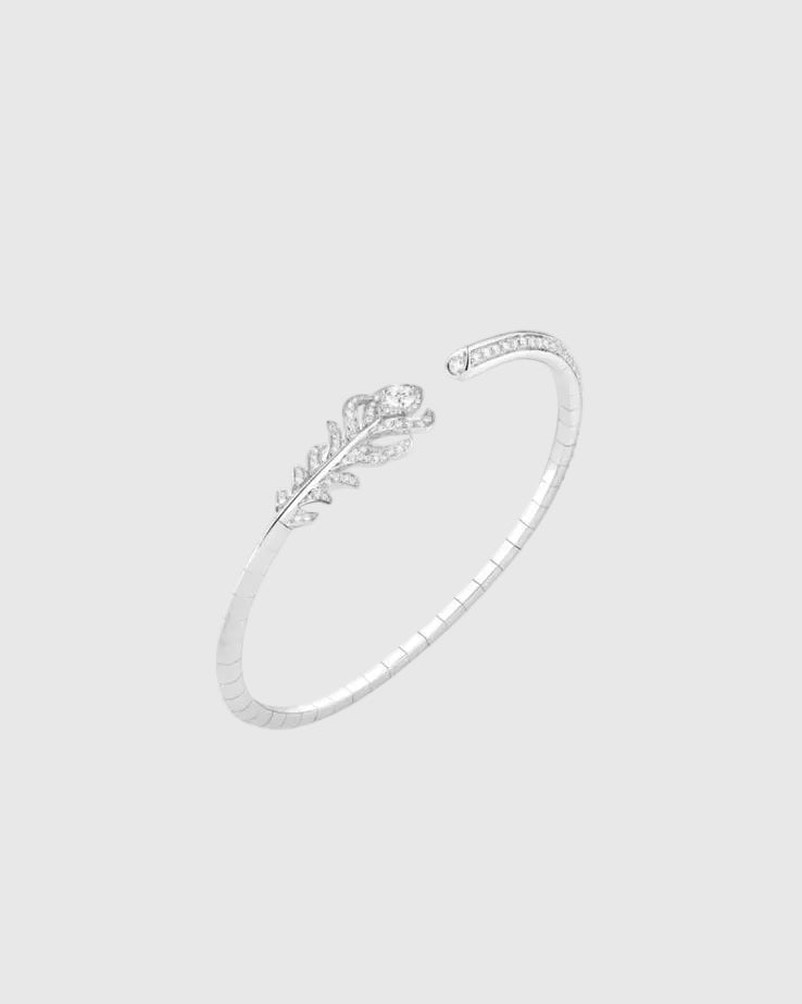 Angled perspective of the L’Éthérée peacock bracelet highlighting the flexible segments and high-mirror white gold finish.