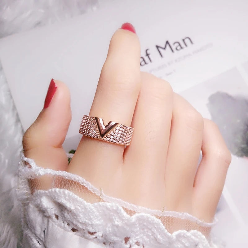 VERISSIMA Ring | Gold & Silver Jewelry | V Zircon Design