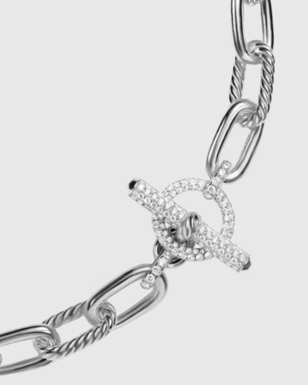 Macro detail of the 925 solid silver chain, emphasizing the flawless high-mirror polish on the smooth links and the intricate texture of the twisted cable links.