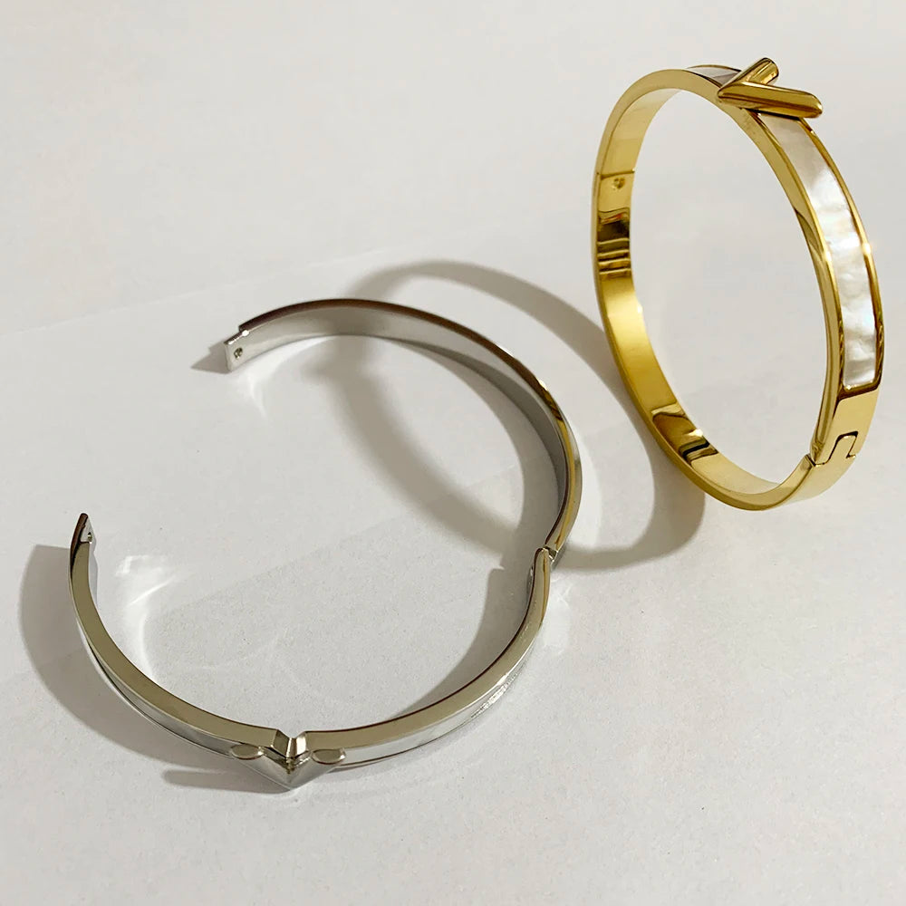 VELORA Bracelet | Gold Jewelry | V-Shaped Shell Inlay Design