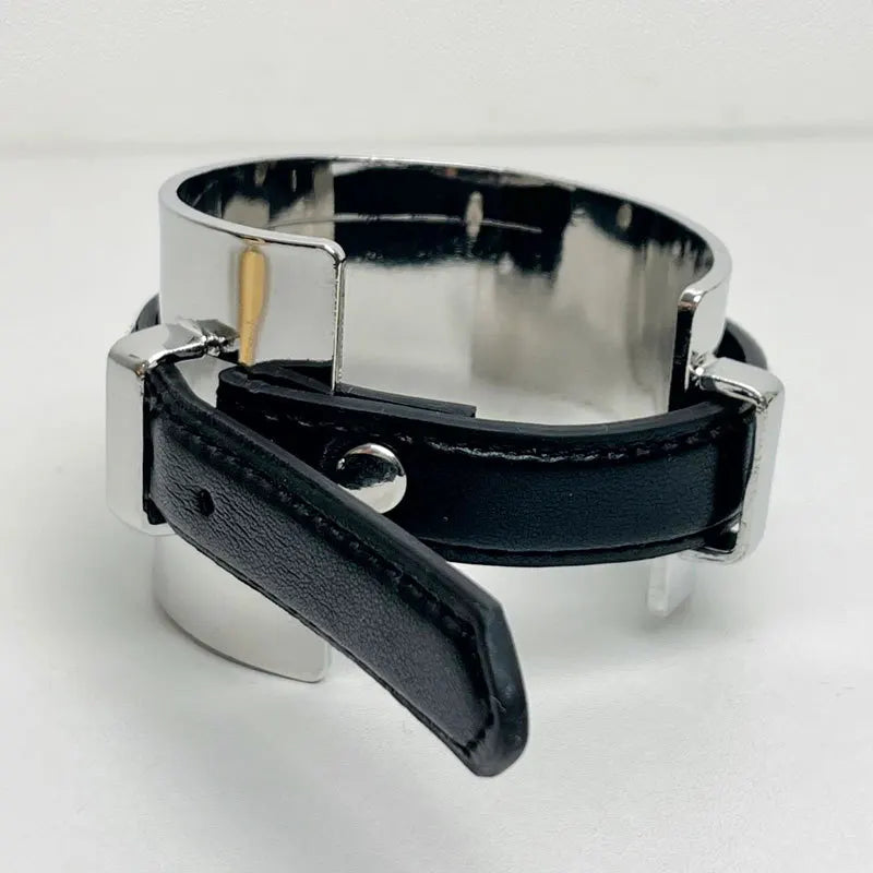 Beltora | Golden Buckle Statement