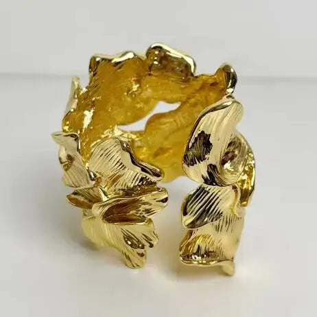 Florévoque — Golden Petals in Bloom