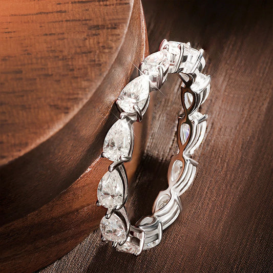 Étoile Éternelle — Pear Moissanite Band