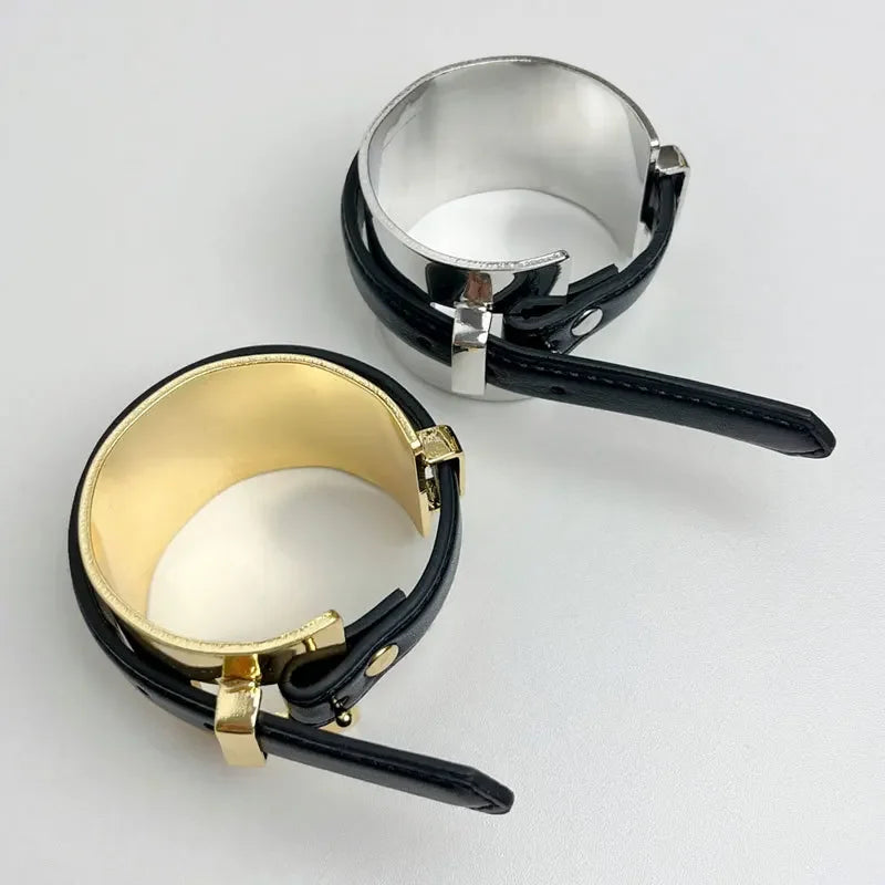Beltora | Golden Buckle Statement
