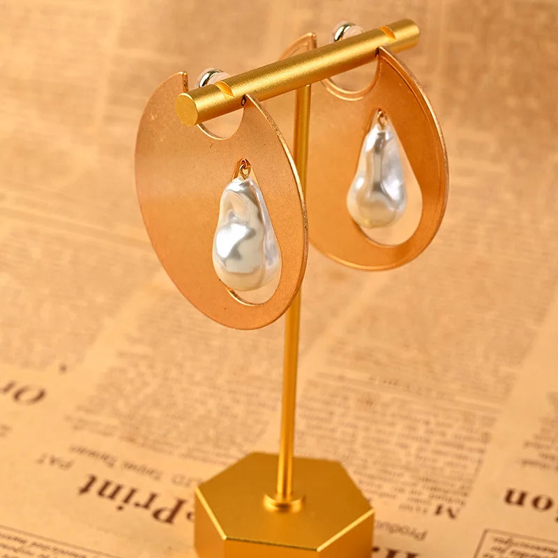 Lunara | Baroque Pearl in Golden Geometry
