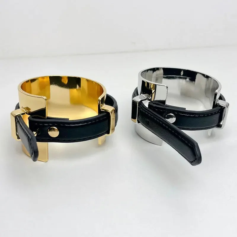 Beltora | Golden Buckle Statement