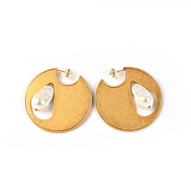 Lunara | Baroque Pearl in Golden Geometry