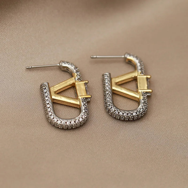 Vélyra Stud | Crystal Letter “V”