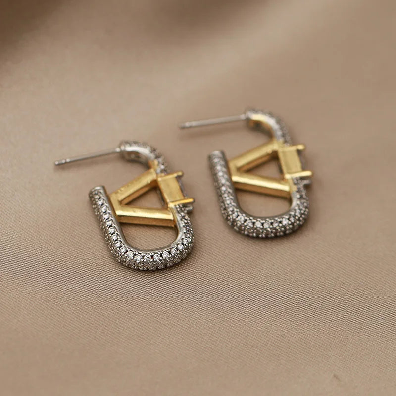 Vélyra Stud | Crystal Letter “V”