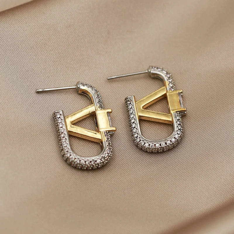 Vélyra Stud | Crystal Letter “V”