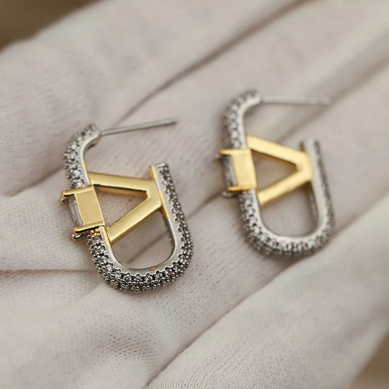 Vélyra Stud | Crystal Letter “V”