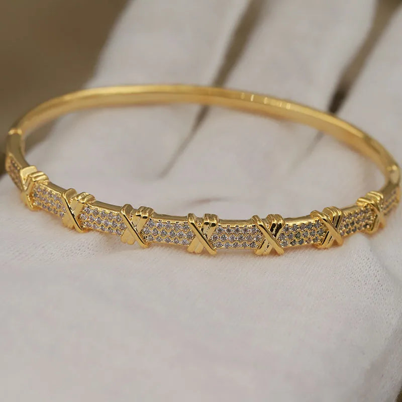 سوار LUMINA Cuff | مجوهرات ذهبية | مرصعة بأحجار الزركون 