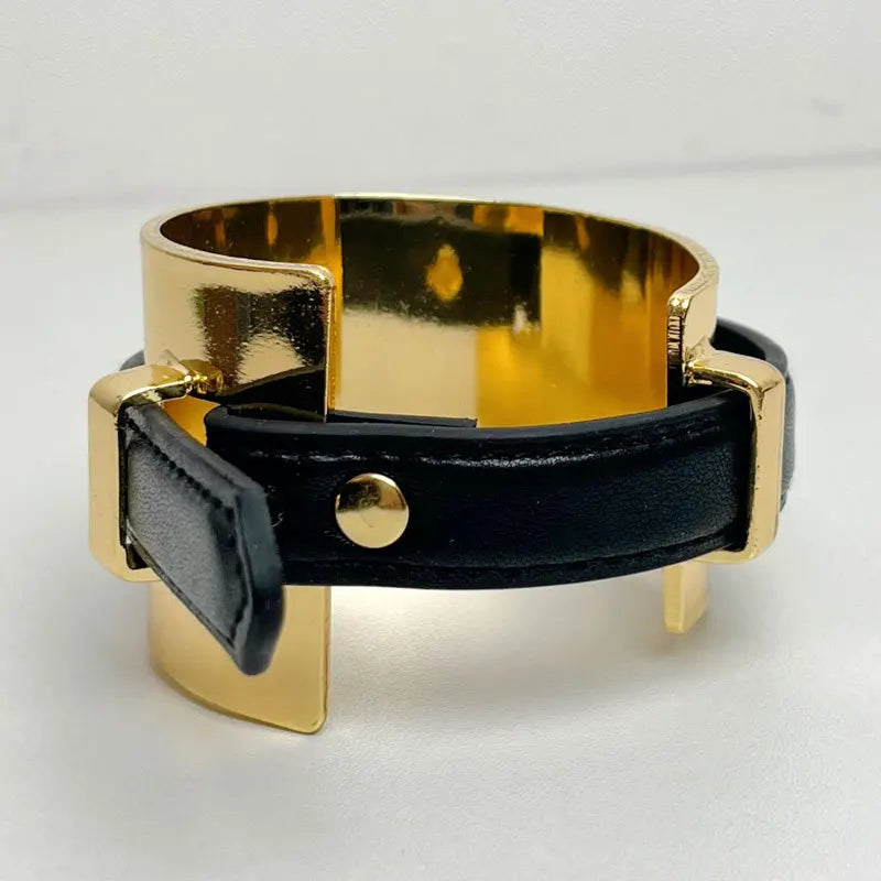 Beltora | Golden Buckle Statement