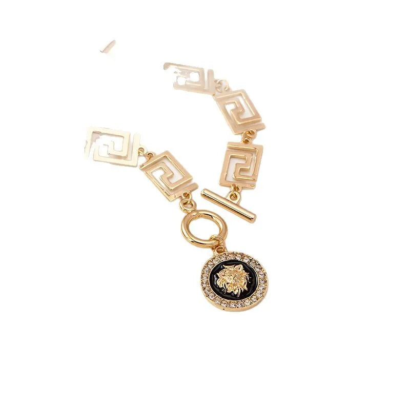 Chainava | Retro Gold-Tone Chain with Geometric Relief