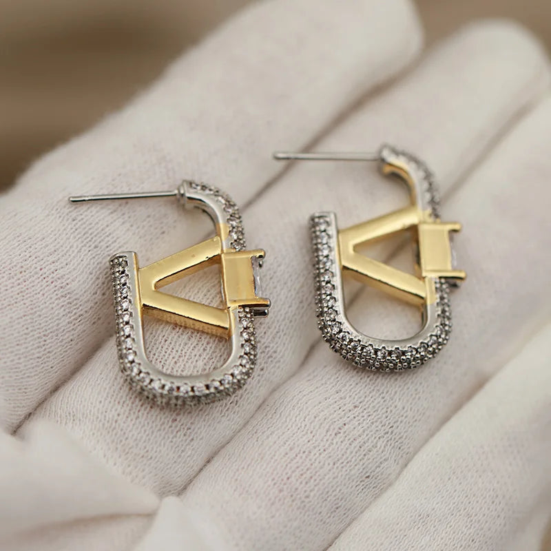 Vélyra Stud | Crystal Letter “V”
