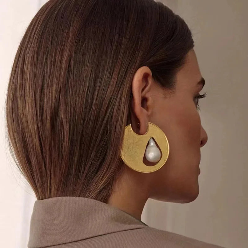 Lunara | Baroque Pearl in Golden Geometry