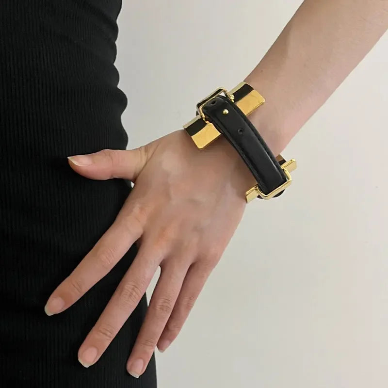 Beltora | Golden Buckle Statement