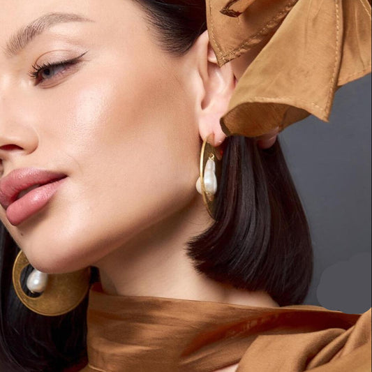 Lunara — Baroque Pearl in Golden Geometry