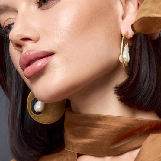 Lunara — Baroque Pearl in Golden Geometry