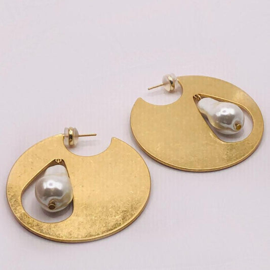 Lunara — Baroque Pearl in Golden Geometry