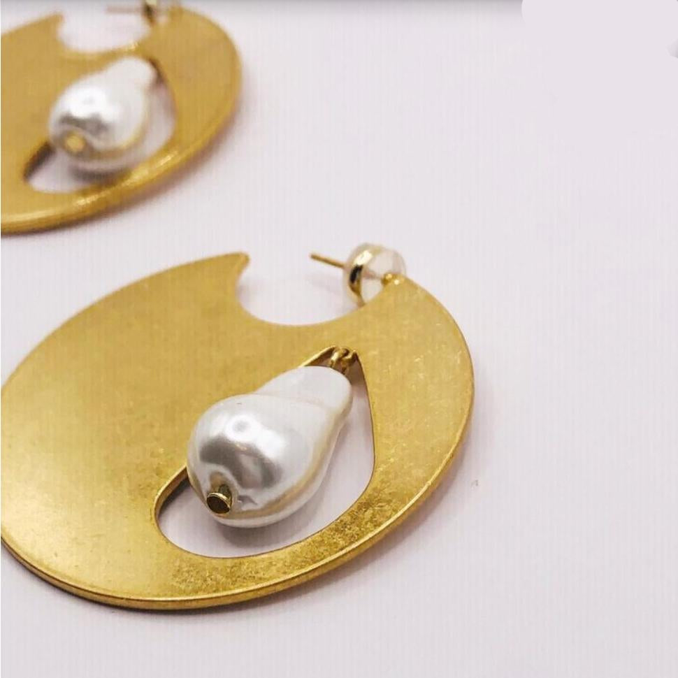 Lunara — Baroque Pearl in Golden Geometry