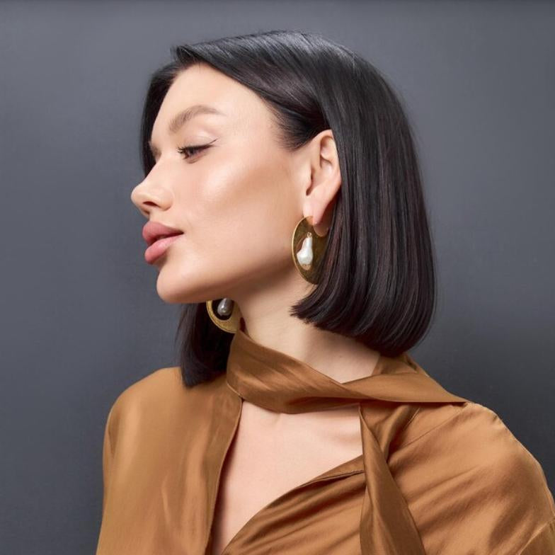 Lunara — Baroque Pearl in Golden Geometry