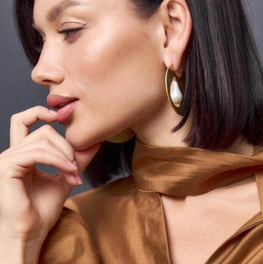 Lunara — Baroque Pearl in Golden Geometry