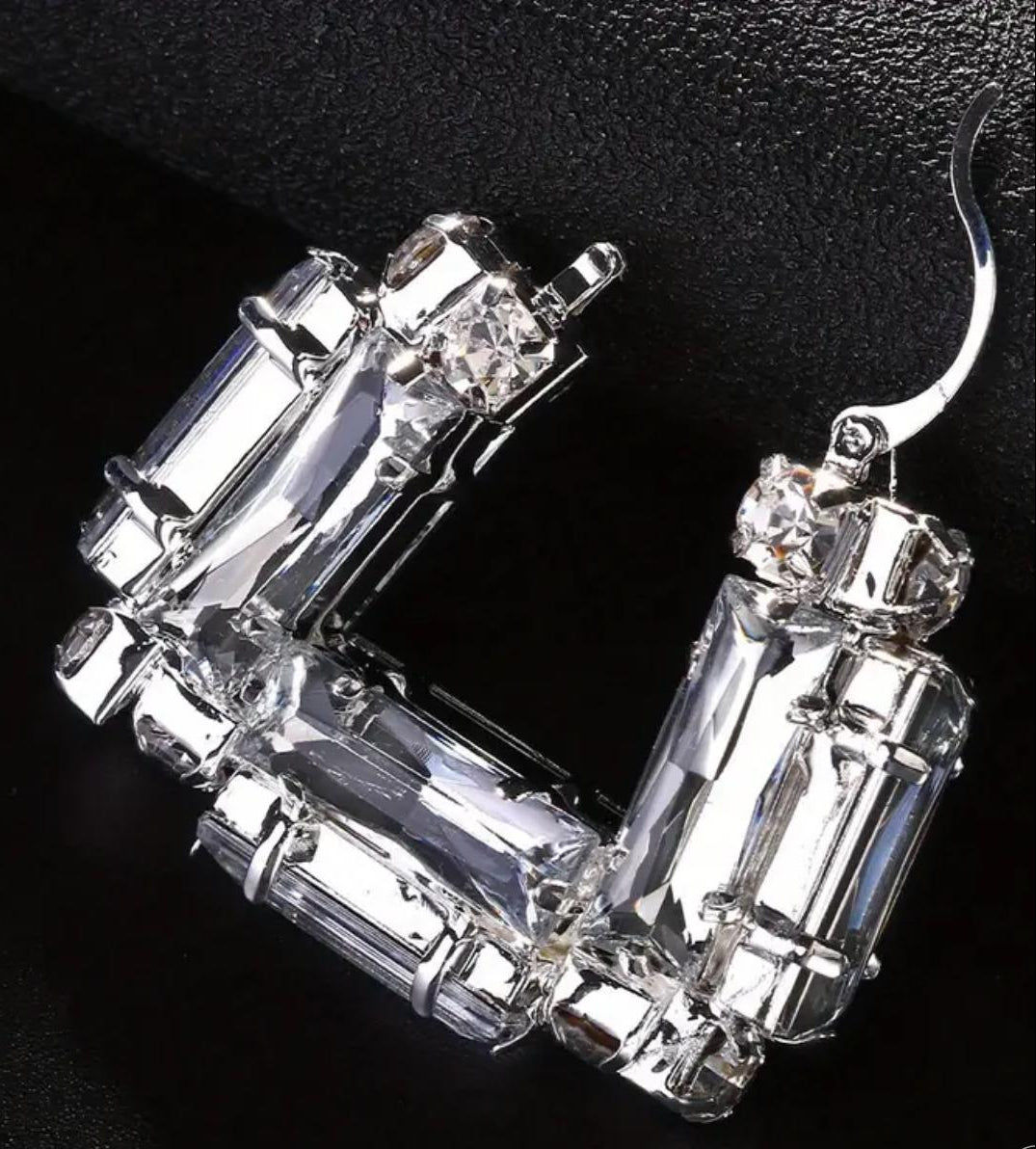 Lustria — Sculpted Light in Bold Geometry