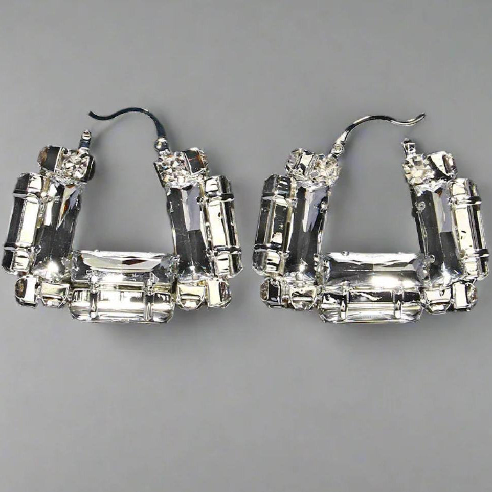 Lustria — Sculpted Light in Bold Geometry