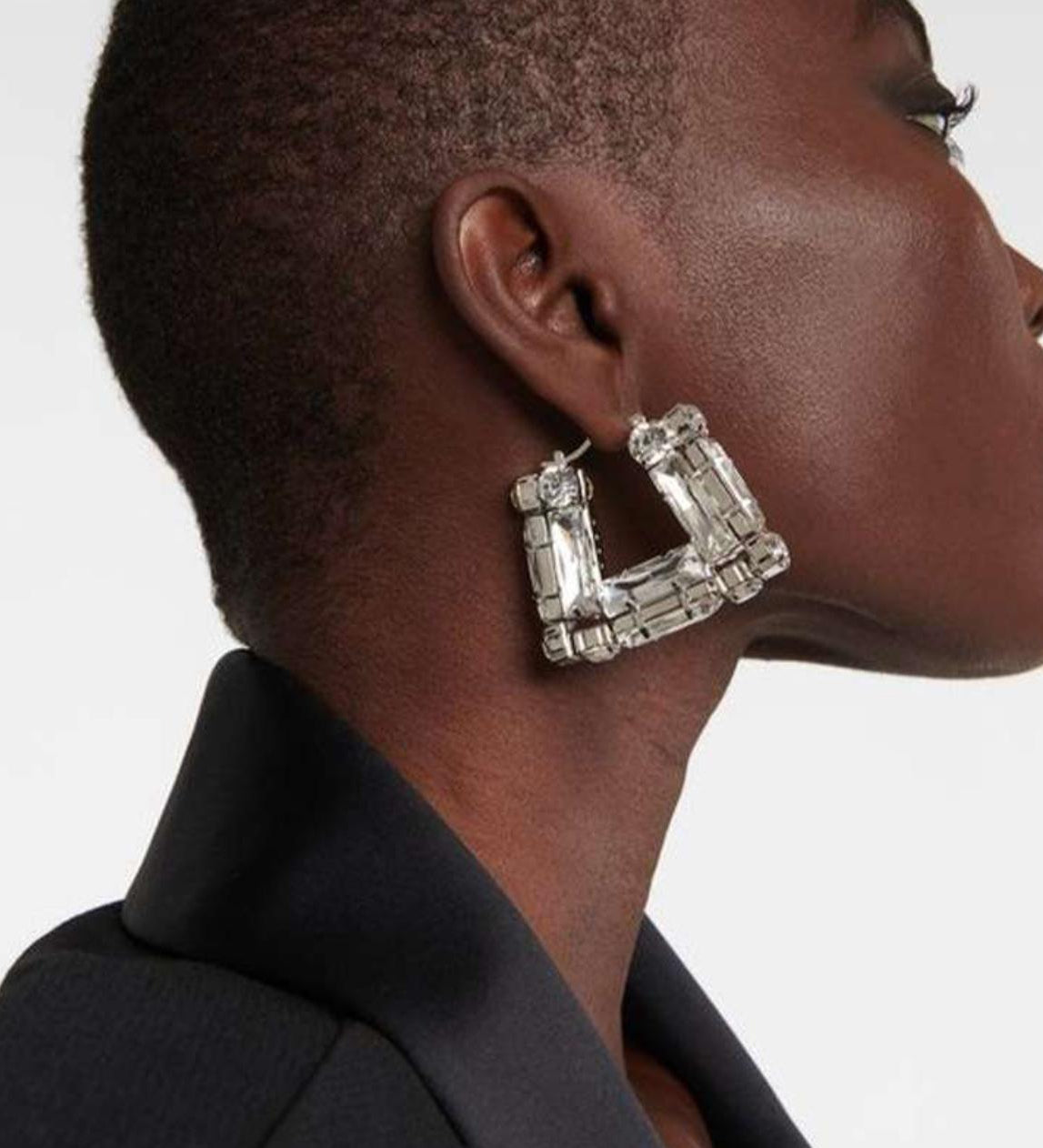 Lustria — Sculpted Light in Bold Geometry