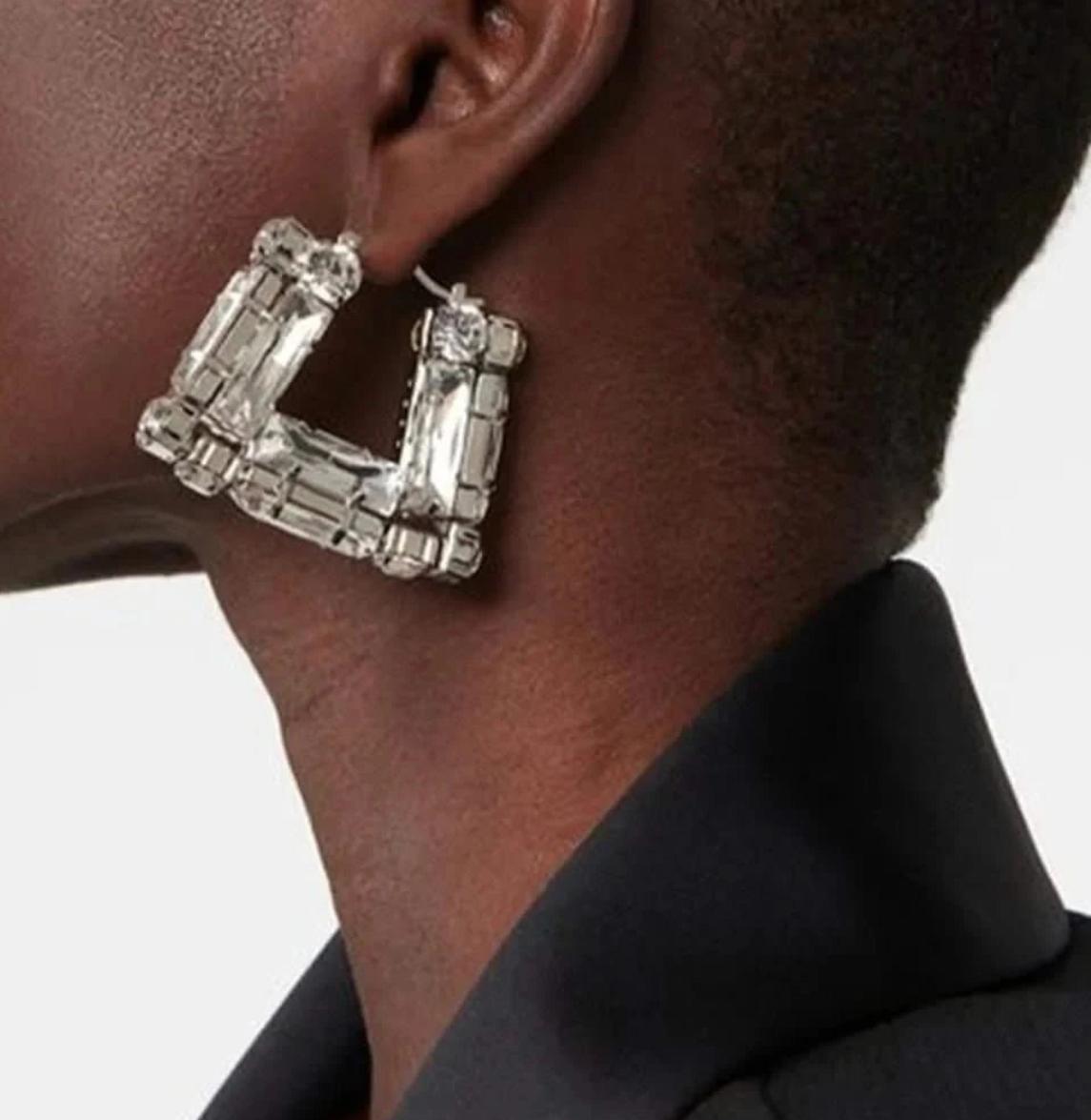 Lustria — Sculpted Light in Bold Geometry