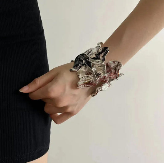 Florévoque — Golden Petals in Bloom