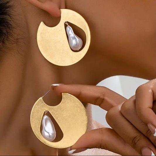 Lunara — Baroque Pearl in Golden Geometry