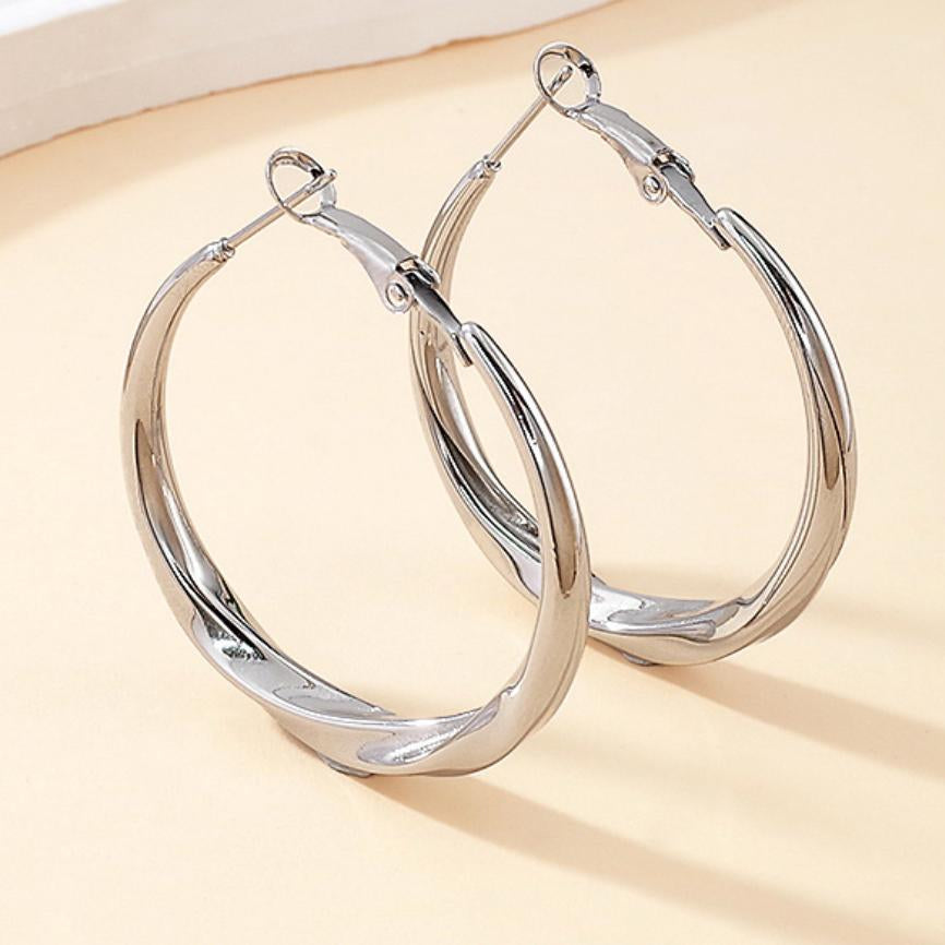 Twistlight — Sculpted Silver Flow