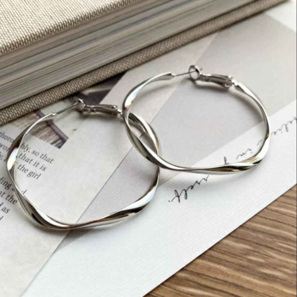 Twistlight — Sculpted Silver Flow