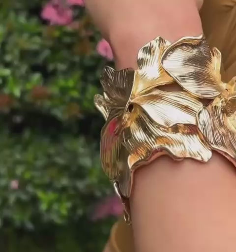 Florévoque — Golden Petals in Bloom